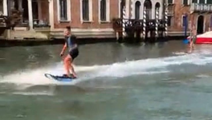 Venezia, surf elettrico nel Canal Grande: identificati e denunciati i due giovani