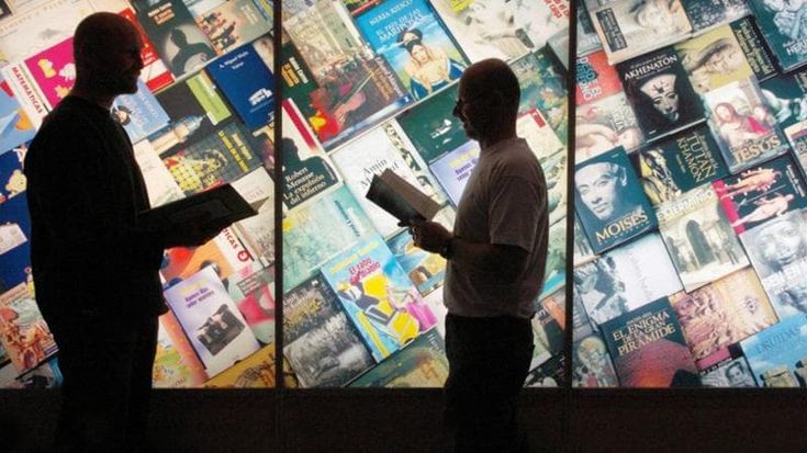 Alla Buchmesse di Francoforte fischi al ministro ceco e l’appello per le regole europee sull’IA