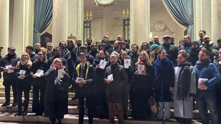 La Fenice, la prima tra le proteste: sette minuti di applausi e pioggia di volantini contro Venezi