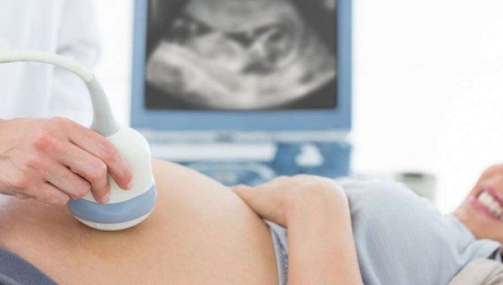 La denuncia di Fabio: "Noi papà lasciati fuori dall'ospedale durante le ecografie"