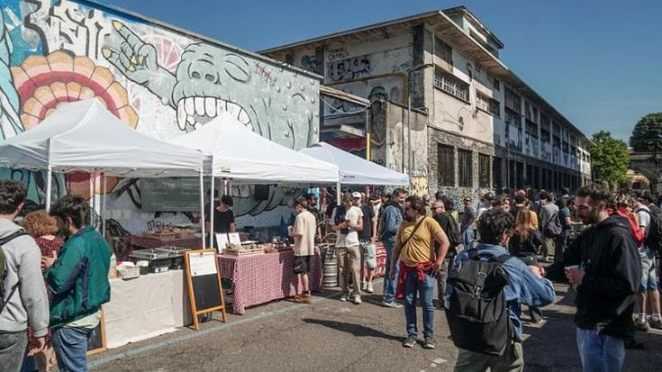Leoncavallo, sgombero rinviato al 9 settembre: stamattina in cento al presidio contro lo sfratto
