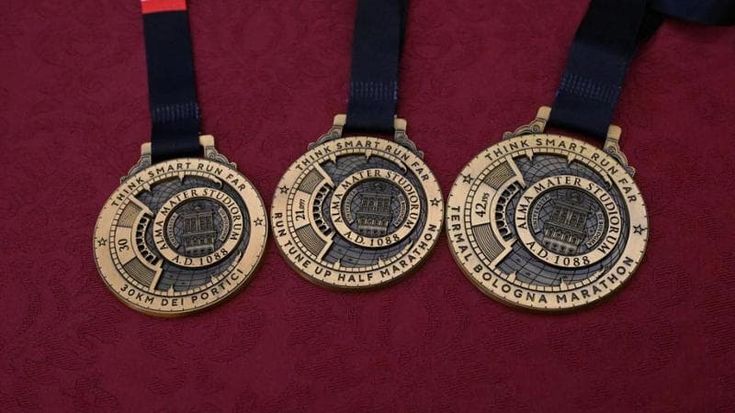 Ecco le medaglie della Bologna Marathon 2026: c’è la torre della Specola