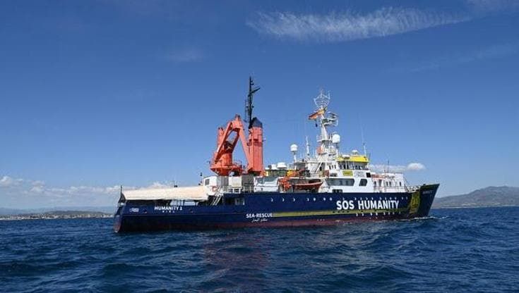 Paesi sicuri, arriva la stretta sulle Ong: “Vogliono criminalizzare la solidarietà”