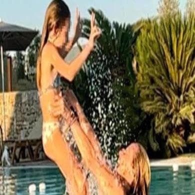 Meloni in ferie alla Maddalena: aperitivo e passeggiate con la figlia Ginevra sull’isola