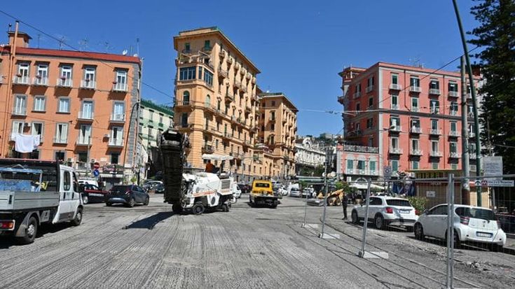 Sprint per i lavori del tram del mare. Tornano i binari in piazza Sannazaro