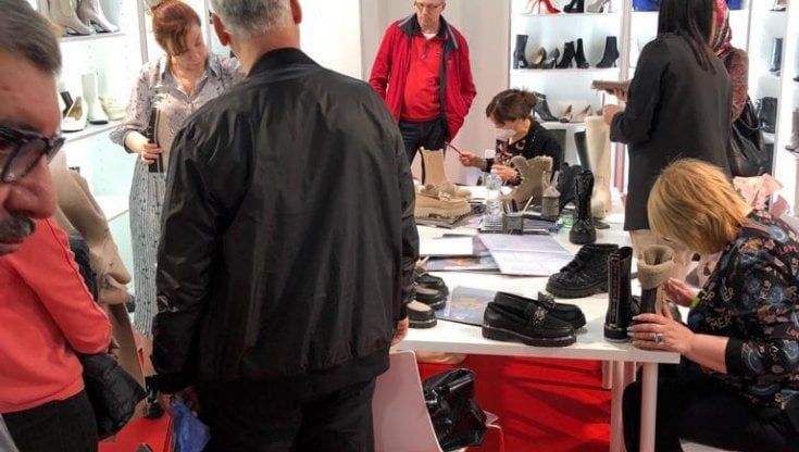 Bolognafiere vende scarpe in Russia. I sindacati difendono la scelta: "Sono posti di lavoro"