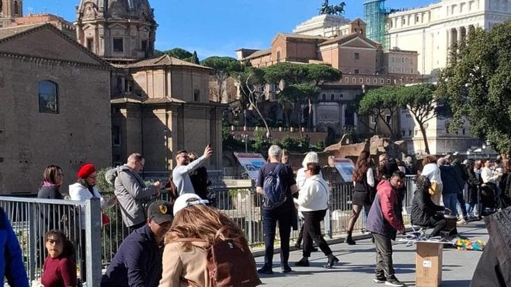 Fori Imperiali sotto l’assedio degli ambulanti: “Dammi i soldi”