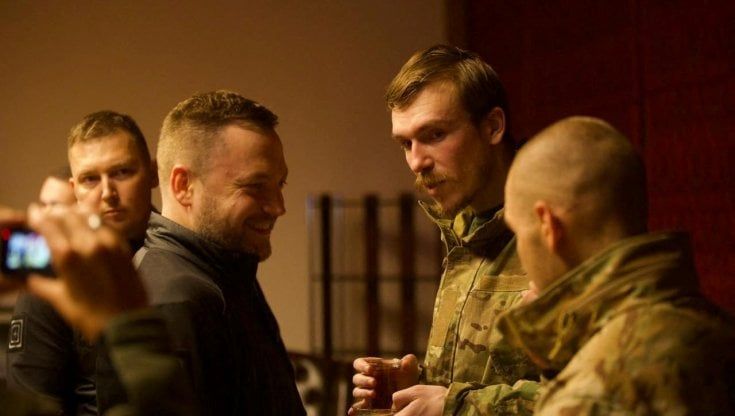 Scambio di prigionieri tra Ucraina e Russia: 215 soldati e i comandanti "eroi" della difesa di Azovstal scambiati con l'oligarca Medvedchuk