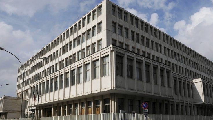 Schiaffi per la pappa e giù dalla brandina durante il riposino, l'incubo dei bimbi in una scuola del Casertano