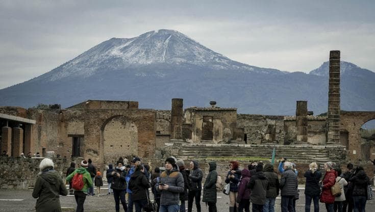 Pompei, la rivolta delle guide private della postazione nel Parco. Zuchtriegel: si va avanti
