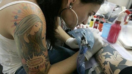 I tatuaggi possono provocare infezioni a distanza di anni