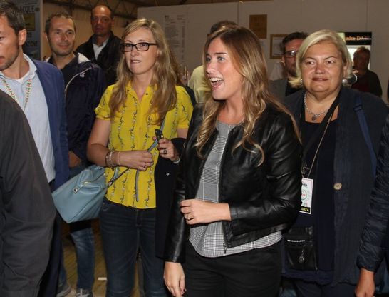 Tra selfie e abbracci l'arrivo di Maria Elena Boschi alla festa dell'Unità