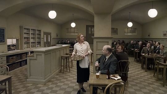 "Il piccione seduto su un ramo", la recensione: un campione d'umorismo nerissimo e spiazzante
