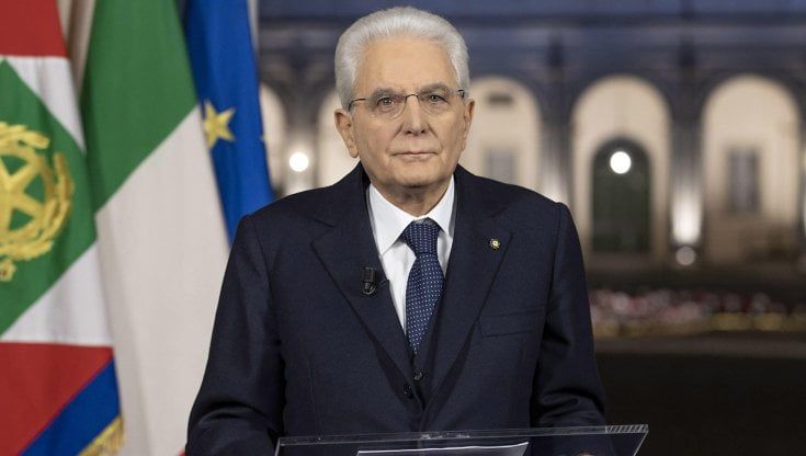 Mattarella: "Mi vaccinerò appena possibile. È un dovere soprattutto per chi opera con i malati". Sul Recovery: "Serve concretezza". E chiede alla politica di evitare personalismi: "Sono mesi decisivi"