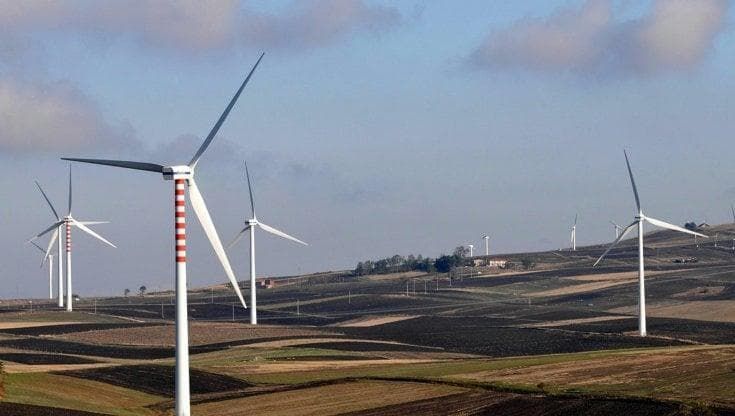 Niente sconti sulle bollette, la beffa per i borghi pugliesi tappezzati di pannelli e pale eoliche