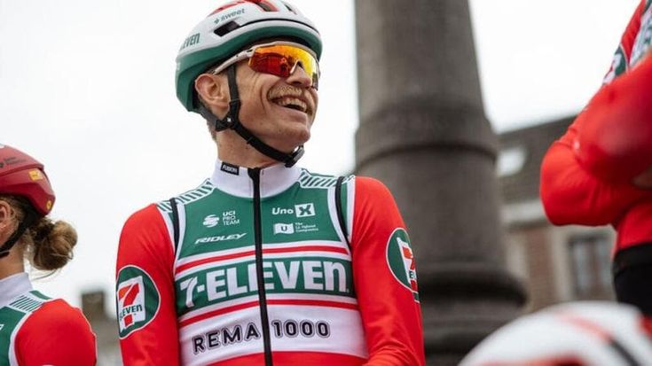 Le maglie della 7-Eleven tornano in gruppo alla Liegi: quando ciclismo fa rima con nostalgia