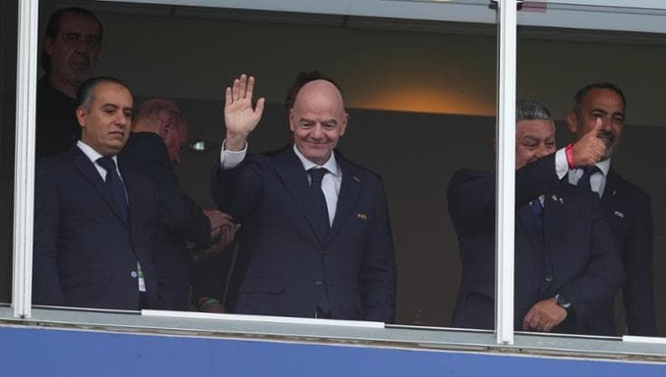 Mondiali, il tour di Infantino in jet privato: vuole vedere due partite al giorno