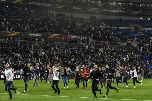 Europa League: tifosi Lione invadono campo per scappare dai petardi, partita con Besiktas inizia in ritardo