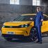 Ford Capri, il mito ritorna ma adesso è un Suv Coupé elettrico. Con Eric Cantona come testimonial