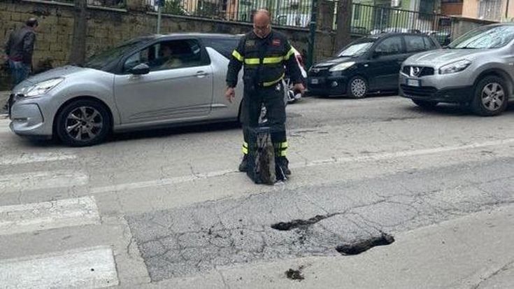 Napoli, cede l’asfalto in via Pietro Castellino: zona ospedaliera in tilt