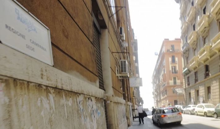 Vincenzo De Luca entra in Regione da un ingresso secondario