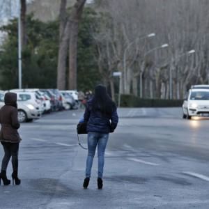 Quartieri a luci rosse a Roma, Marino: "Basta prostitute nei parchi con i bimbi. Ma trovare un equilibrio"