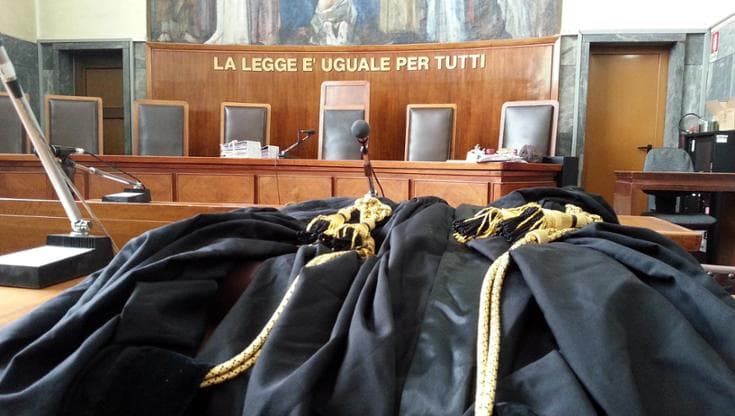 Sorelline confidano alla madre: “Nonna voleva strozzarci”. Donna a processo con il papà delle bimbe