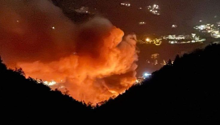 Incendio nella notte distrugge il magazzino Nocciole Marchisio: nessun ferito