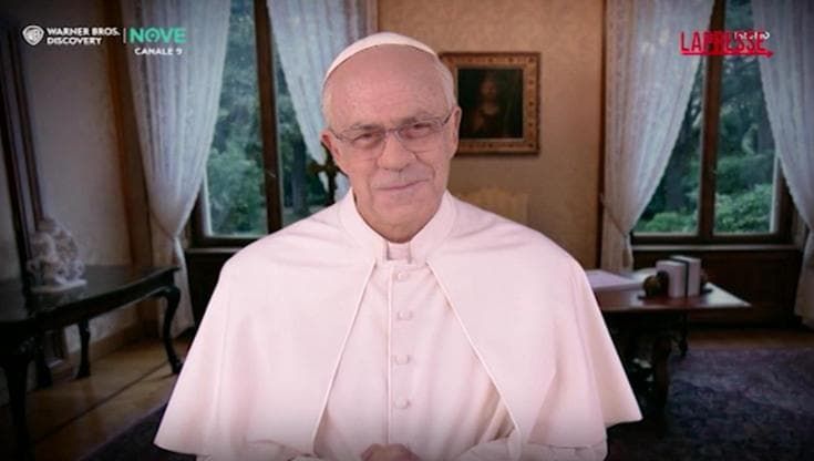 Crozza-Leone e l'aumento degli stipendi dei cardinali: "Dovranno pur lasciare qualcosa ai figli"