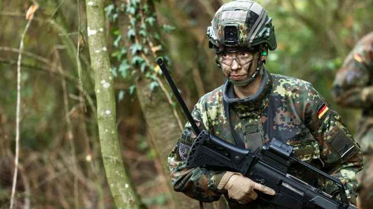I soldati di Germania e Giappone. Un delitto chiudere gli uffici postali