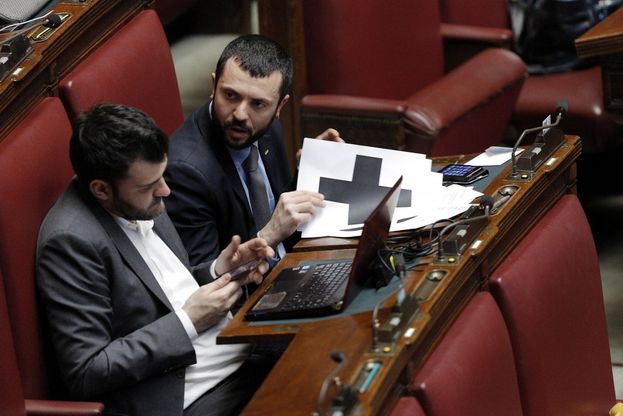Province, i cartelli di protesta di M5S in aula