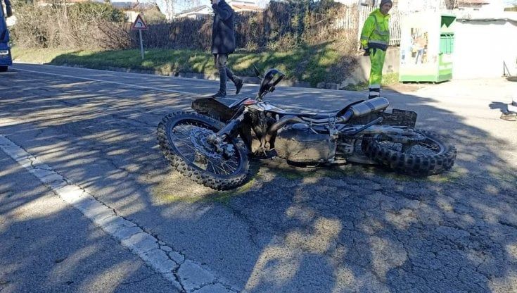 Moto contro auto sulla collina torinese, muore un centauro di 49 anni