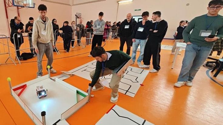 Chi salvare lo decide il robot: a Bari sfida tra giovani programmatori. “Le regole le facciamo noi”