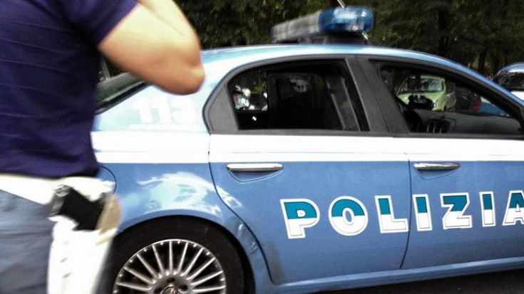 Con il braccialetto elettronico, minaccia ancora la ex pubblicando video con una pistola: arrestato
