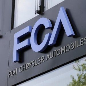 Fca sulla causa Gm: "Manovra sconcertante". Elkann: "Non siamo preoccupati, la affronteremo" 