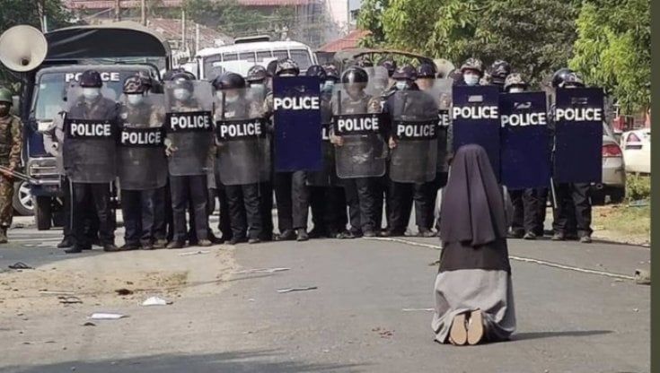 Myanmar, quella suora in ginocchio davanti alla violenza della polizia