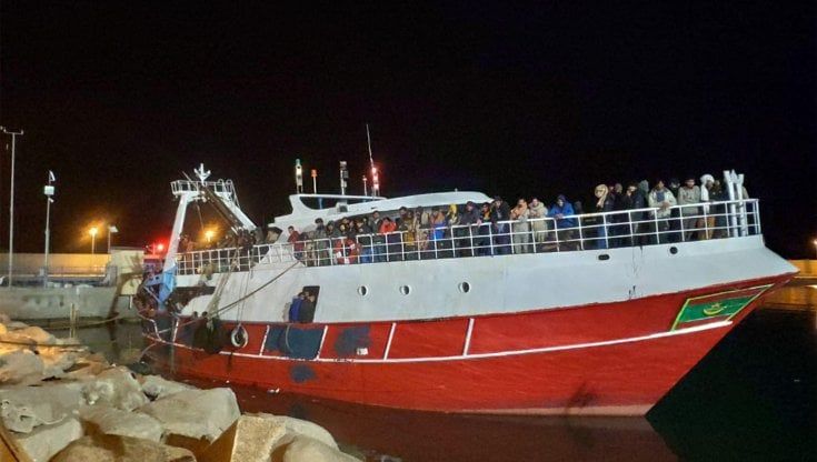 Migranti, fermati in Calabria 15 presunti scafisti. Contestato il reato aggravato che prevede fino a 30 anni di carcere
