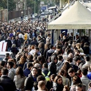 C'&egrave; il test per Medicina, traffico in tilt: ingorghi a Fuorigrotta. Il candidato pi&ugrave; anziano ha 78 anni