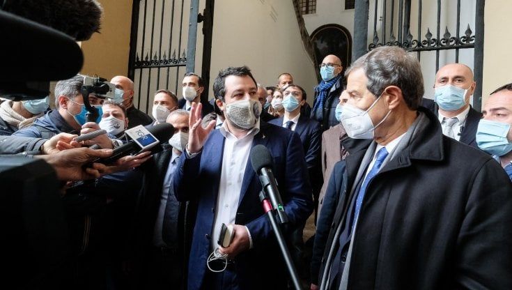 Salvini vuole lasciare i migranti in Sicilia: Musumeci lo attacca