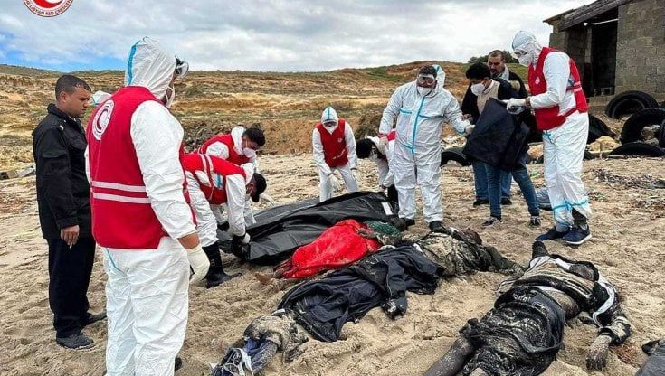 Naufragio nel Mediterraneo, 73 migranti morti. I corpi trascinati dalle onde sulla spiaggia libica
