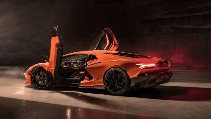 Lamborghini show, ecco Revuelto la prima ibrida del Toro: motore V12 e 1015 Cv