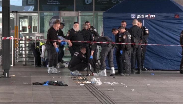 Haifa, i rilievi della polizia dopo l'attacco con il coltello alla stazione