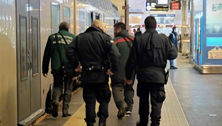 Vigilantes sui treni lombardi, il primo test fu un flop. Ora la Regione ci riprova: "Dal Viminale via libera all'inizio del 2023" 
