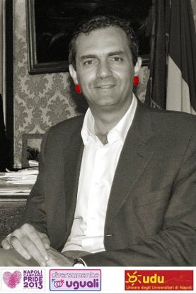 Il sindaco indossa<br />gli orecchini rossi