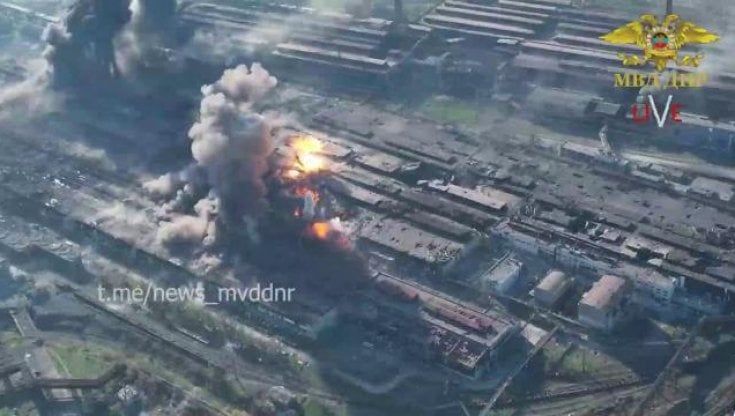 Mariupol, l’acciaieria resiste alle bombe dei russi: “Impossibile arrendersi”