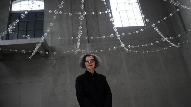 Il mondo instabile di Mona Hatoum e le sue maxi-installazioni in mostra alla Fondazione Prada