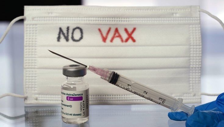Dietrofront del governo: salta la sospensione delle multe ai No-Vax
