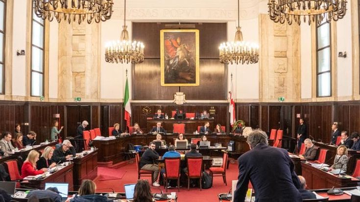 Salva-Milano, tra proteste e spaccature il Consiglio comunale approva la mozione di sostegno