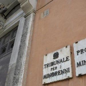 Castellammare, 15enne ferma il traffico per consentire la fuga di un raid armato