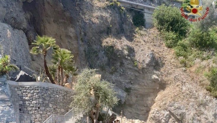 Frana ad Amalfi, sequestrato il costone e aperta un'indagine